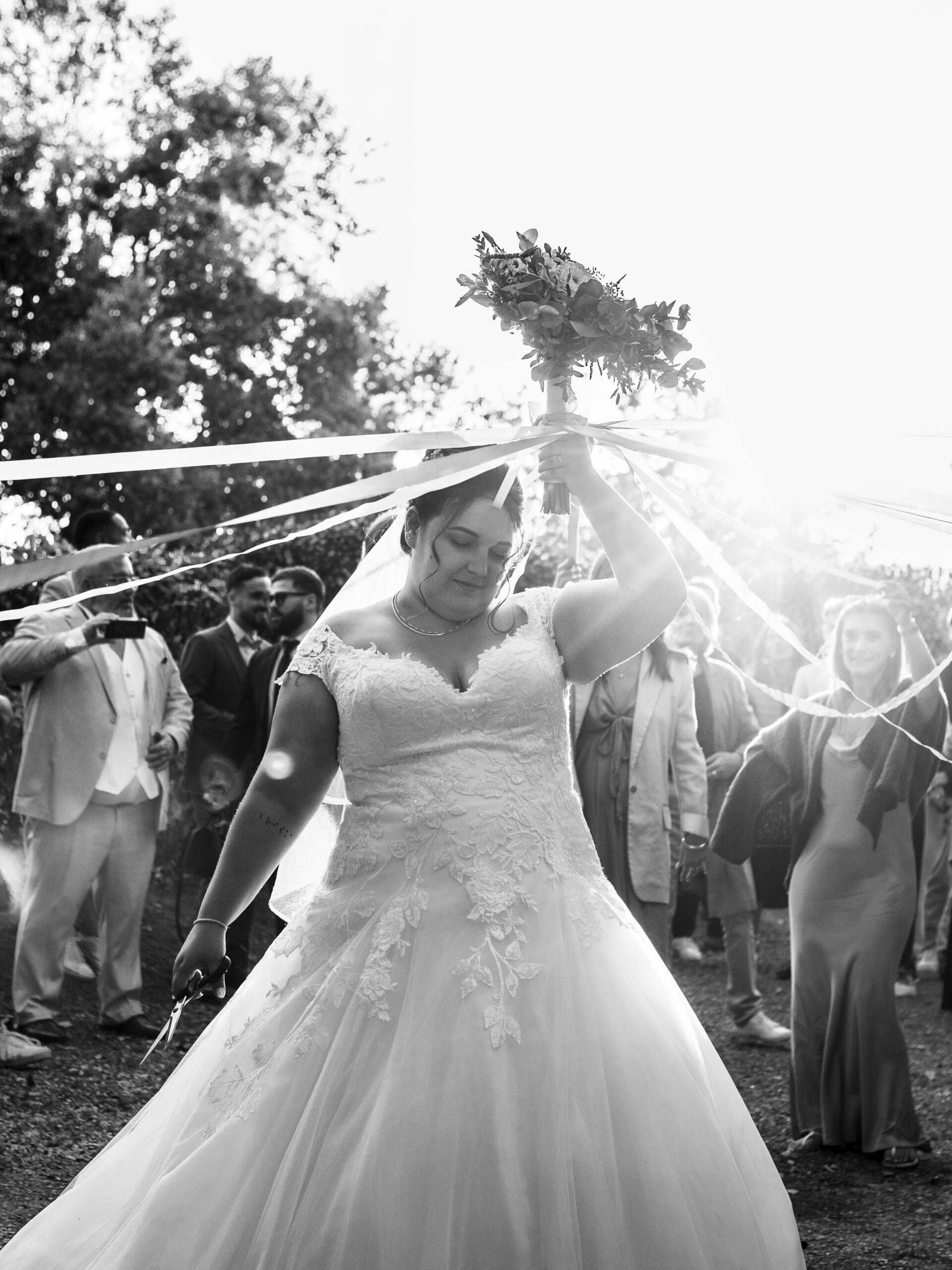 mariés septembre aix jeu du ruban - mariage en Provence